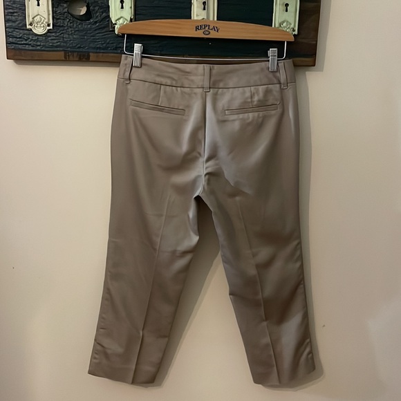 2/$30 Chic by Jacob Beige Capri Pants Size 6 - Picture 9 of 14